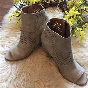 🤩🤩Qupid size 10 NWOT  peep toe booties